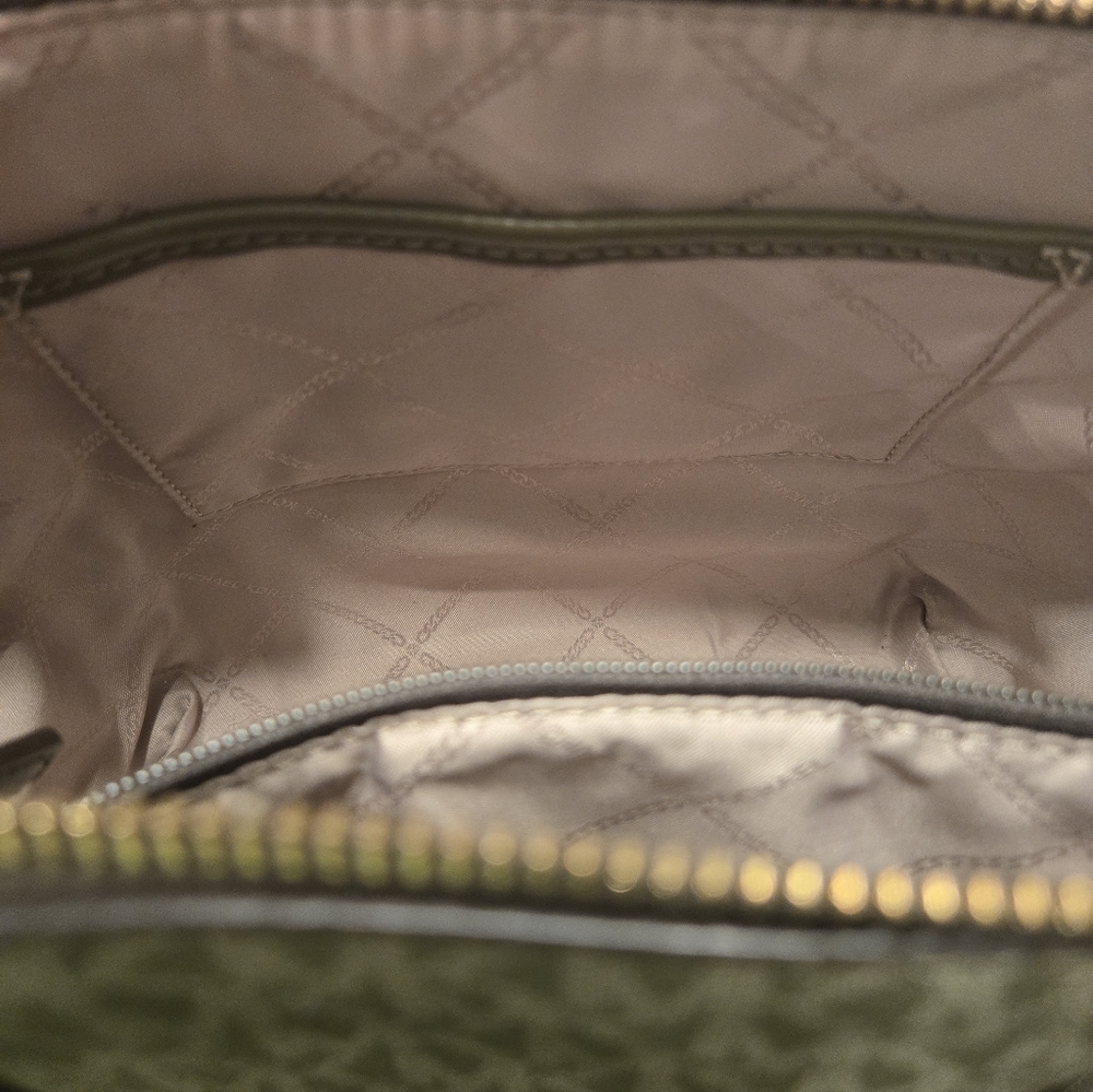 Michael Kors Olive Green Signature Tote Bag With Matching Phone Wallet - Picture 9 of 13